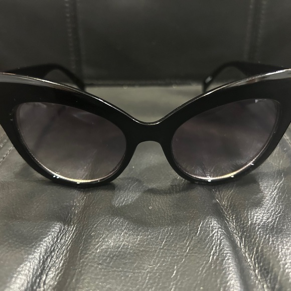 Chic Black Cat-Eye Sunglasses main image 7